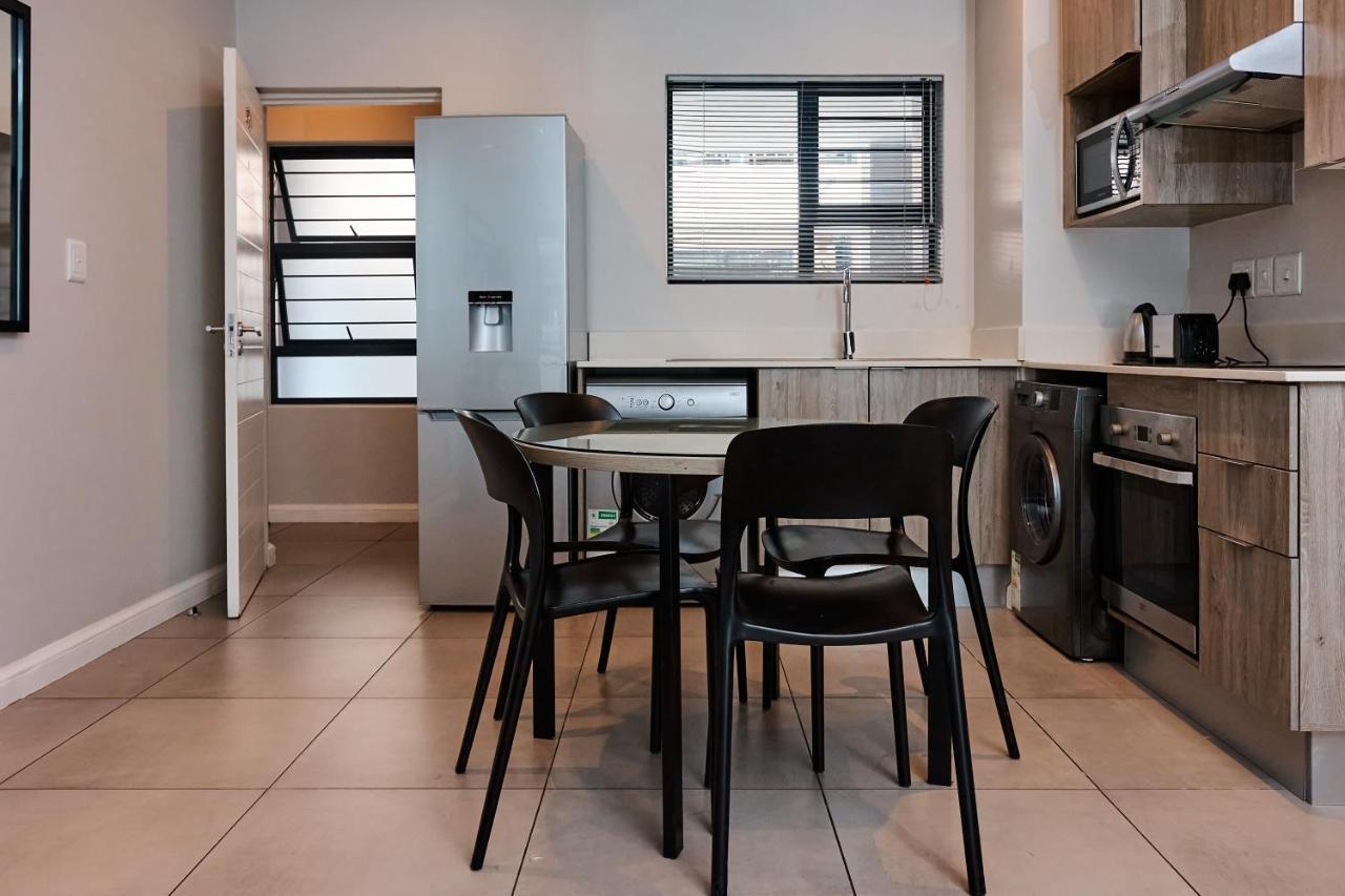 Spacious 2 Bed 2 Bath Apartment Wi-Fi Netflix Backup Power Johannesburg Exterior photo